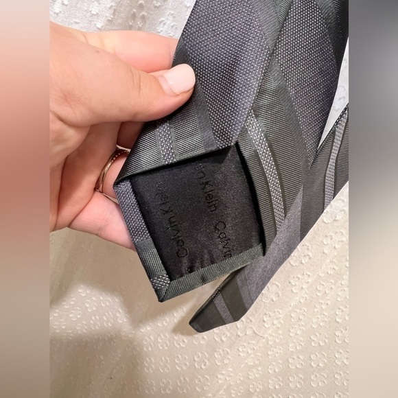 Calvin Klein Olive and Silver Silk Tie 57"L - Picture 6 of 6